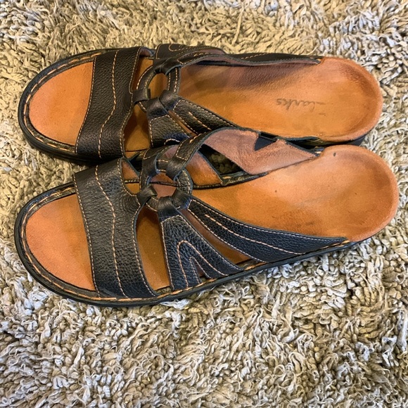 Clarks Leather Strappy Black Brown Sandals Womans 8M worn with lots of life left - Picture 2 of 6
